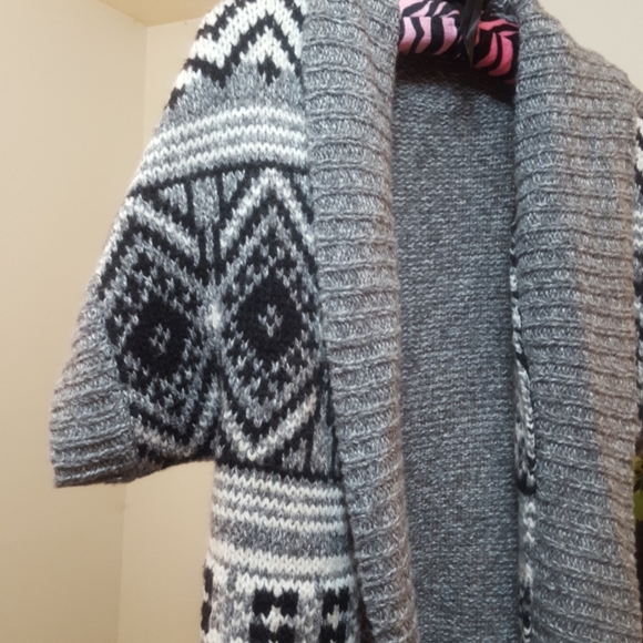 Short Sleeve Cardigan - Picture 2 of 4